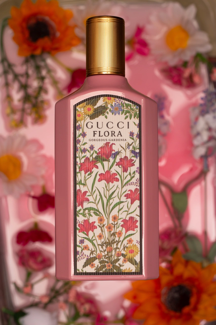 Ampolla de perfum Gucci Flora envoltada de flors.